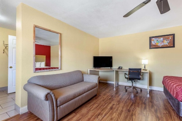 Econo Lodge Clovis image 11