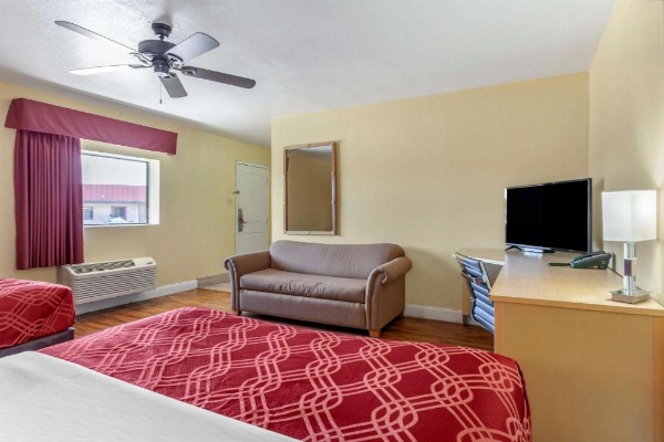 Econo Lodge Clovis image 12