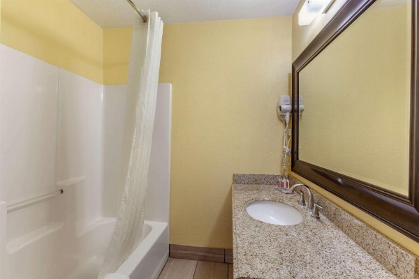 Econo Lodge Clovis image 14