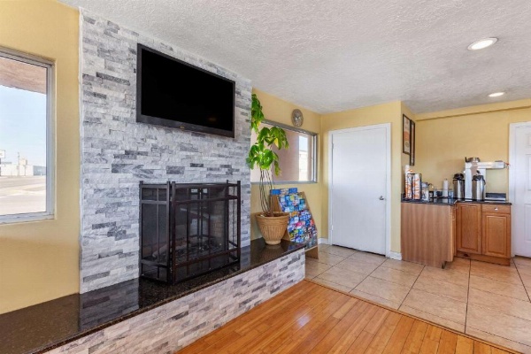 Econo Lodge Clovis image 30